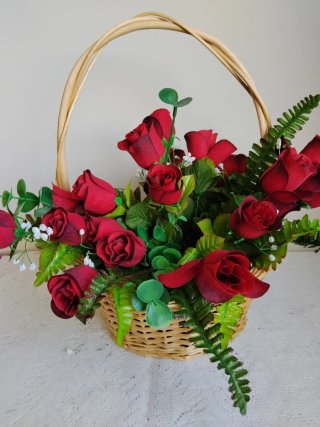 Cesta 22 Rosas Rojas Terciopelo Mimbre
