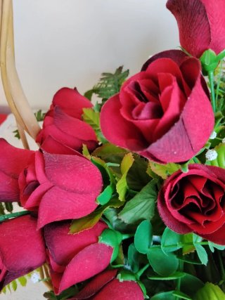 Cesta 22 Rosas Rojas Terciopelo Mimbre