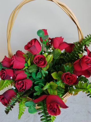 Cesta 22 Rosas Rojas Terciopelo Mimbre