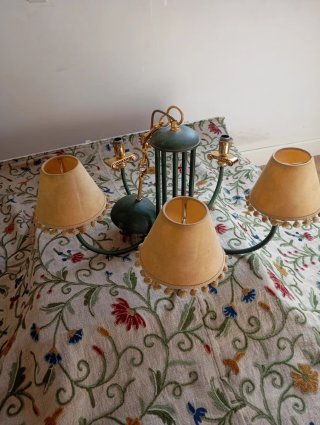Lámpara de techo dorada y verde