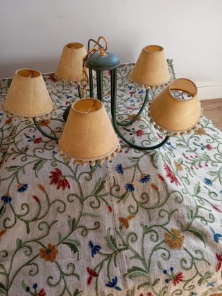 Lámpara de techo dorada y verde