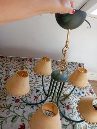 Lámpara de techo dorada y verde