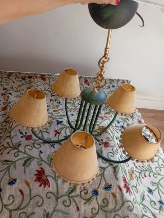Lámpara de techo dorada y verde