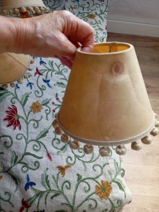 Lámpara de techo dorada y verde