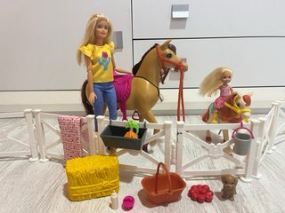 Barbie y caballos con accesorios
