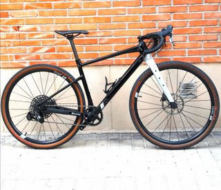 GRAVEL BMC URS CARBON SEMINUEVA 2025. Talla M