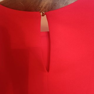 Vestido  coctel rojo con detalle joya