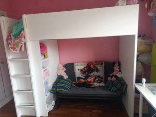 Cama litera alta blanca y rosa