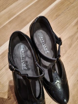 Zapatos Pitillos Negros T-Strap Hebilla