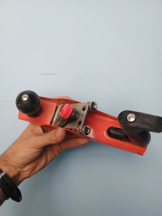 Cepillo carpintería metálico rojo