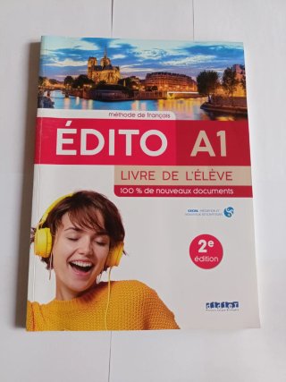 Dos libros de francés A1, texto y ejecicios.