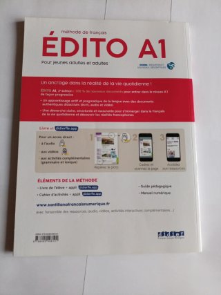 Dos libros de francés A1, texto y ejecicios.