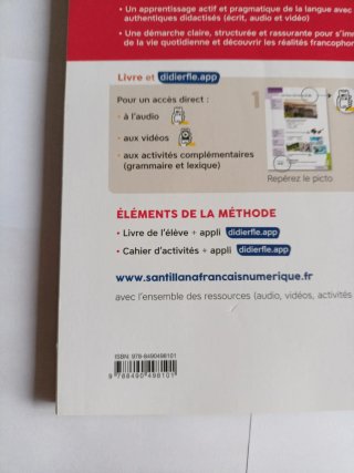 Dos libros de francés A1, texto y ejecicios.