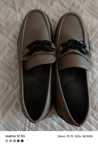 Zapatos planos beige con detalle de cadena negra