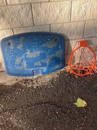Canasta de baloncesto azul y naranja