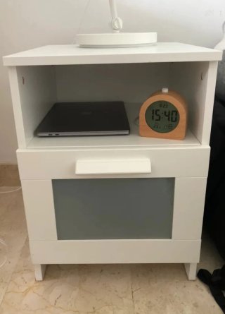 Mesita de noche blanca con cajón