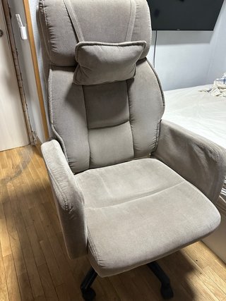 Silla de oficina beige con reposacabezas