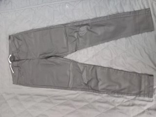Pantalones negros de cuero.