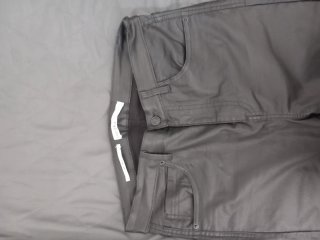 Pantalones negros de cuero.