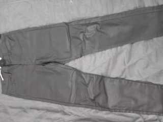 Pantalones negros de cuero.