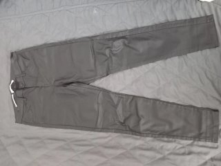 Pantalones negros de cuero.
