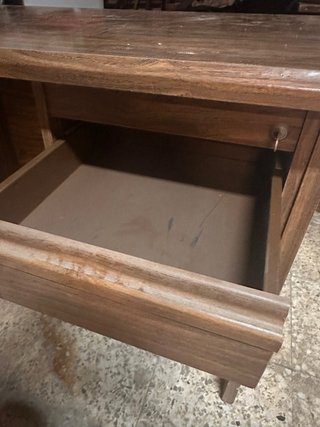 Escritorio de madera con cajones