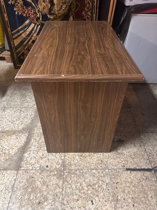 Escritorio de madera con cajones