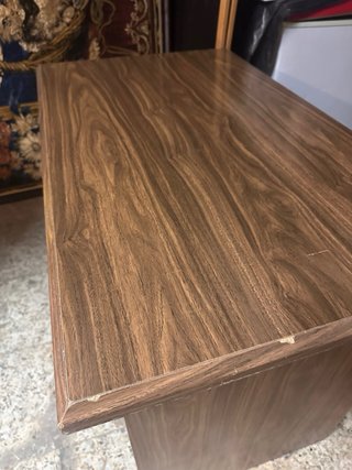 Escritorio de madera con cajones