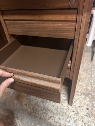 Escritorio de madera con cajones