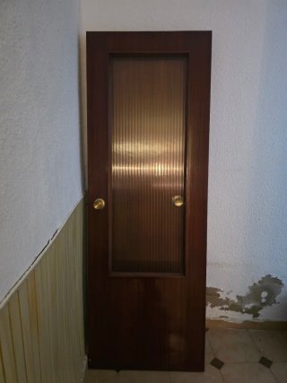 Puerta de madera con cristal