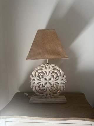 Lámpara de mesa decorativa tallada