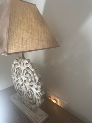 Lámpara de mesa decorativa tallada