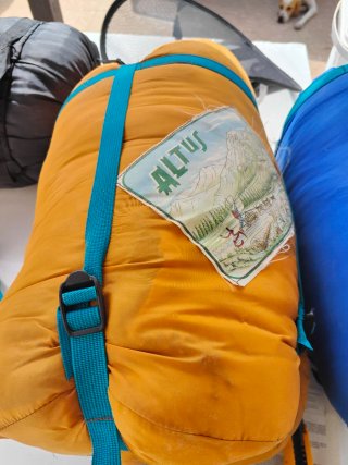 3 Tiendas de campaña y 3 sacos de dormir Altus