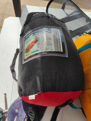 3 Tiendas de campaña y 3 sacos de dormir Altus