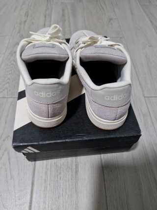 Zapatillas Adidas Grises y Blancas
