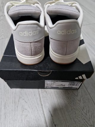 Zapatillas Adidas Grises y Blancas