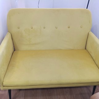 Sofá de terciopelo amarillo