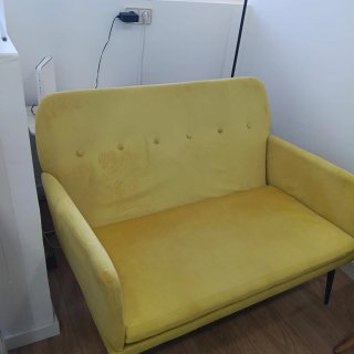 Sofá de terciopelo amarillo