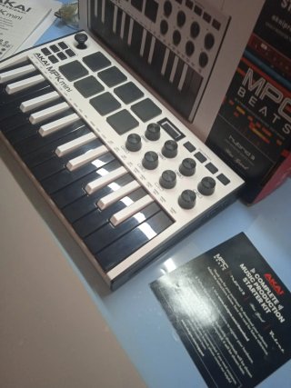 Akai MPK Mini MK3 Edición Especial White