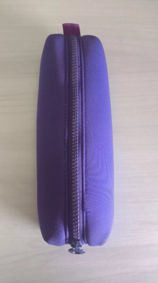 Estuche morado para material de oficina