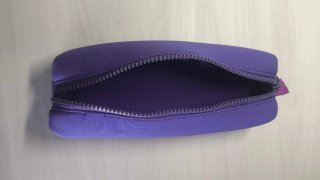 Estuche morado para material de oficina