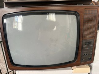 Televisores Antiguos Philips Marrones y Plateados