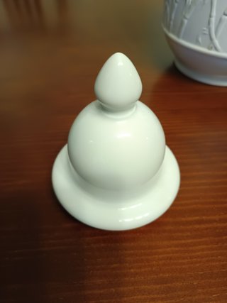 Jarrón de porcelana blanco con relieve de aves.