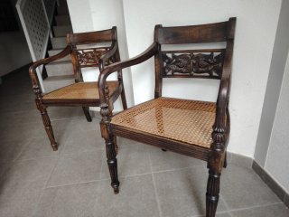 Sillas antiguas de madera con asiento de rejilla.
