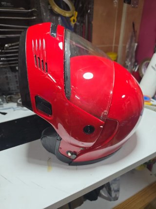 Casco de moto rojo con visera