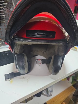 Casco de moto rojo con visera