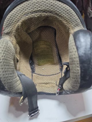 Casco de moto rojo con visera