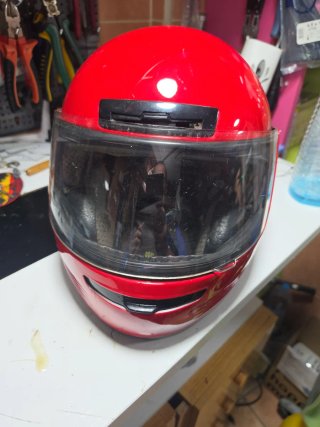 Casco de moto rojo con visera
