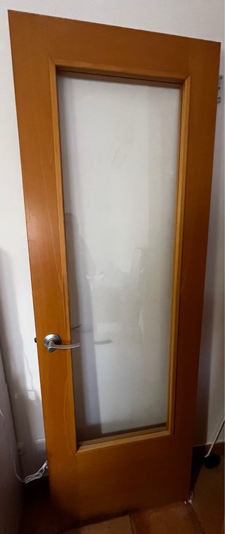 Puerta de madera con cristal