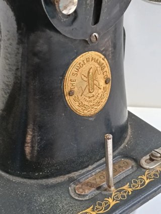 Máquina de coser SINGER antigua
